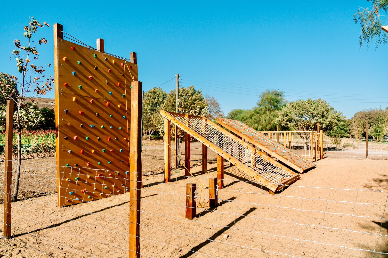 Circuito de escalada y obstáculos de madera