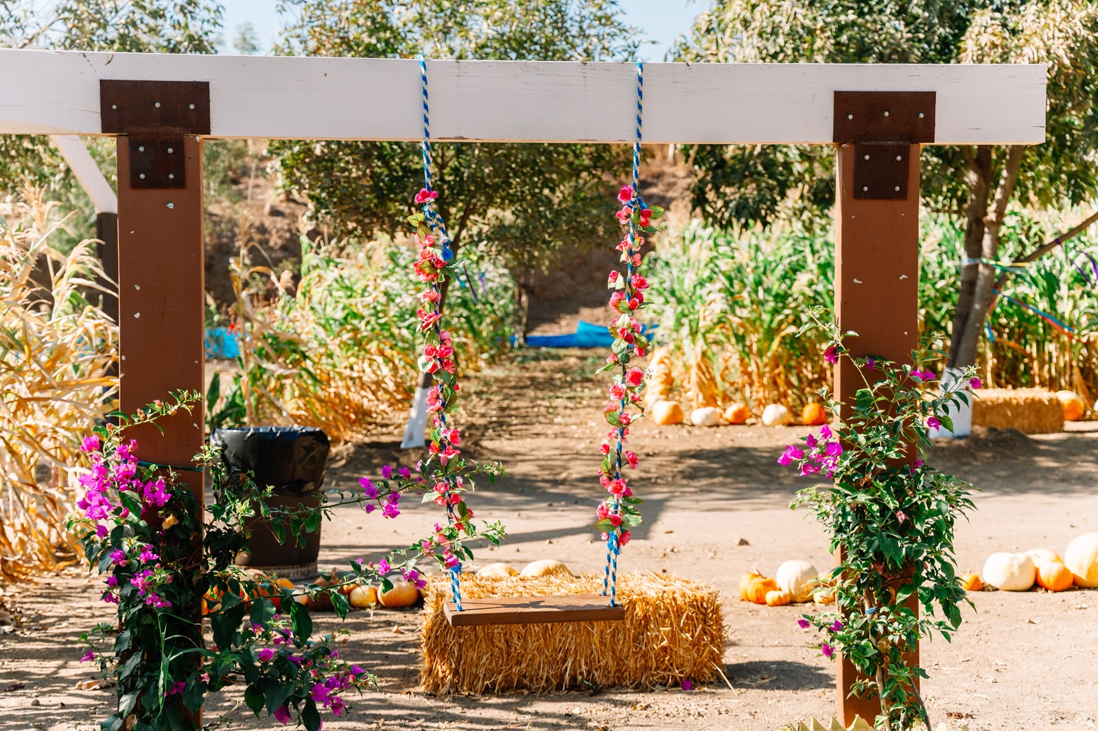 Columpio decorado con flores y paja
