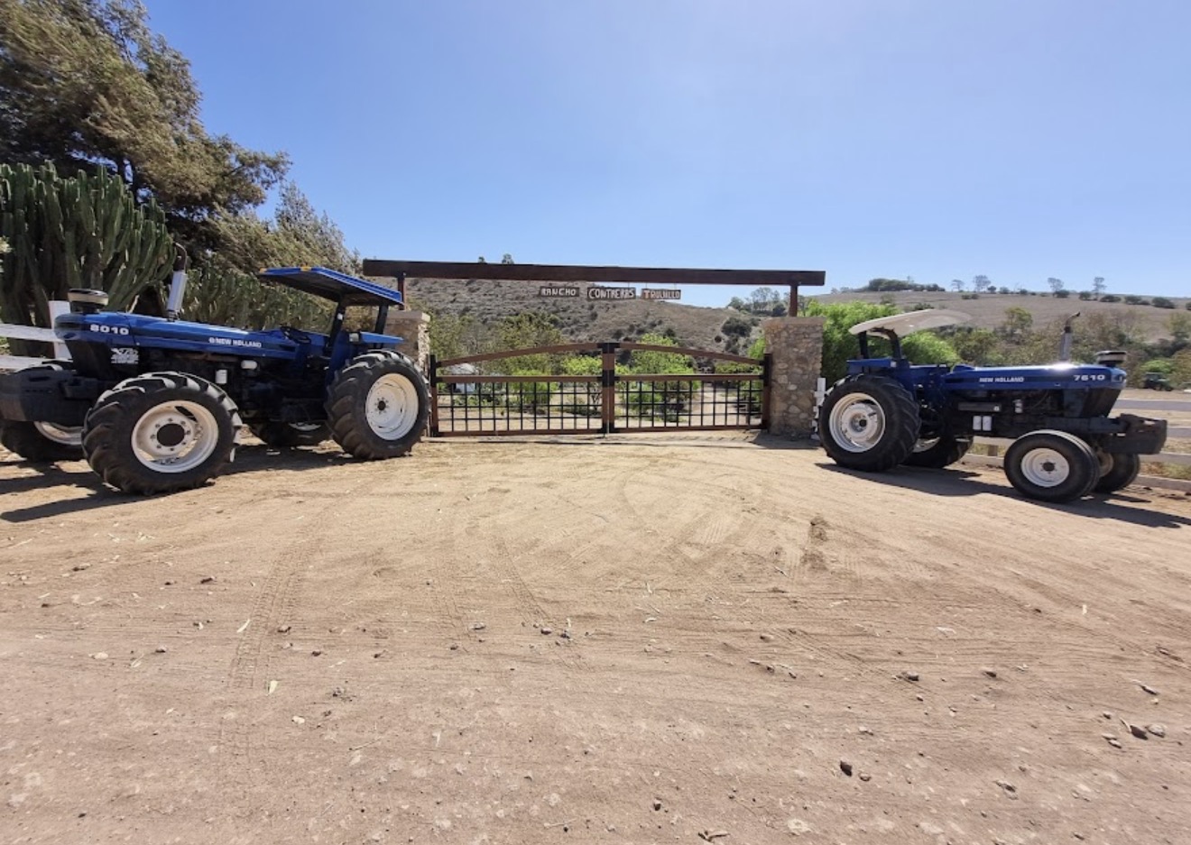 Tractores en la entrada del rancho